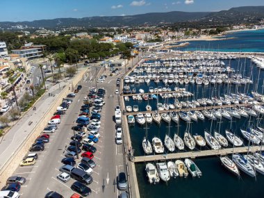 Büyük yelkenli limanı ve yat tersanesi olan tarihi Provencal şehri La Ciotat 'ın panoramik hava manzarası, Fransa' nın Provence kentinde yaz tatili