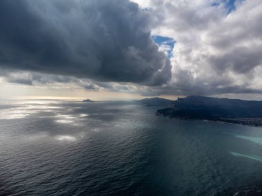 La Ciotat 'tan Cassis' e turistik rota D141, mavi deniz panoramik hava manzarası, kireçtaşı uçurumları ve yeşil çam ormanı, Fransa Provence 'de tatil