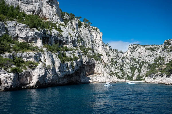 Cassis yakınlarında beyaz kumlu plajlı Calanque d 'En-vau manzarası, Fransa' nın Provence kentindeki Calanques ulusal parkına tekne gezisi