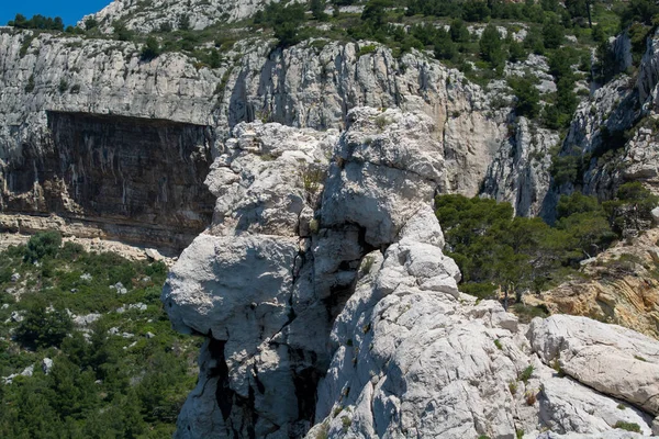 Kireçtaşı kayalıkları ve Cassis yakınlarındaki mavi deniz Provence, Fransa 'daki Calanques Ulusal Parkı' na tekne gezisi.