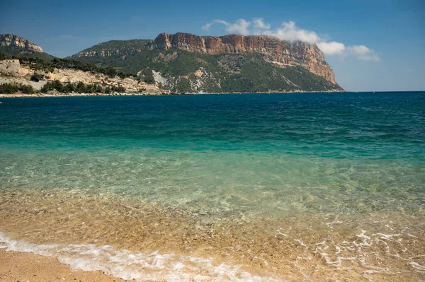 Kayalıkların panoramik manzarası, Plage du Bestouan sahilinde açık deniz suyu Cassis, Provence, Fransa