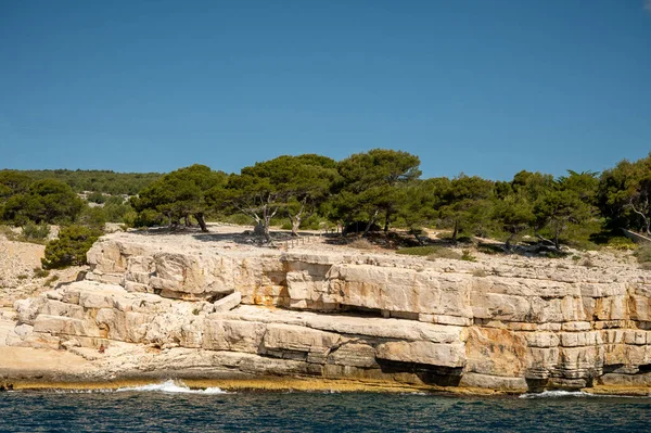 Cassis yakınlarındaki Calanque de Port-Miou, Provence 'deki Calanques Ulusal Parkı' na tekne gezisi, Fransa 'daki yaz tatili.