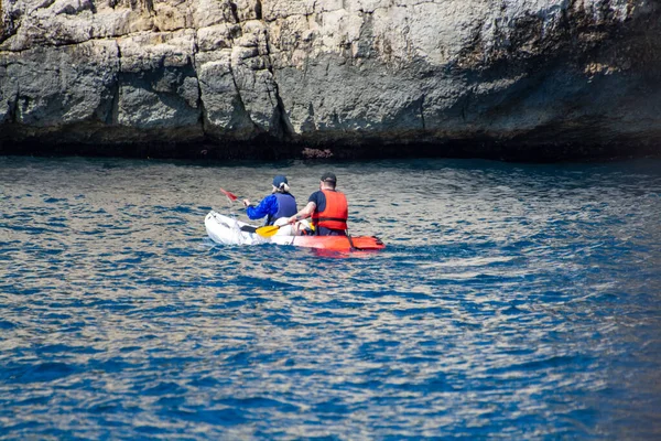 Unidentified Two Sporters Kayak Calanque Port Miou Cassis Excursion Calanques — Zdjęcie stockowe