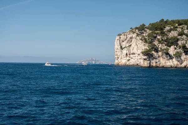 Cassis yakınlarında beyaz kumlu plajlı Calanque d 'En-vau manzarası, Fransa' nın Provence kentindeki Calanques ulusal parkına tekne gezisi