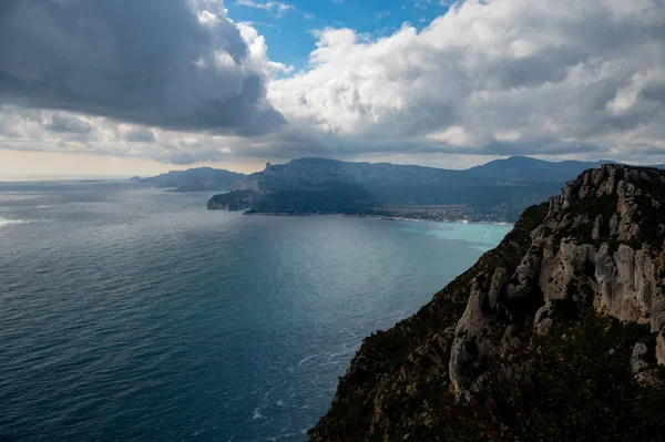 La Ciotat 'tan Cassis' e giden turistik rota D141, mavi deniz manzaralı, kireçtaşı uçurumları ve yeşil çam ormanı, Fransa 'nın Provence kentinde tatil