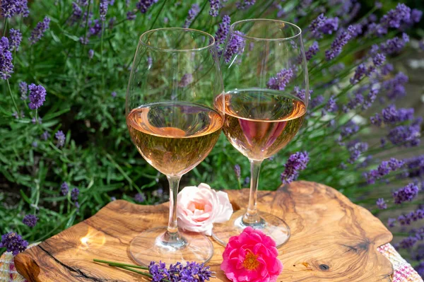 Vinho Rosa Francês Provence Dois Copos Vinho Com Flores Lavanda — Fotografia de Stock