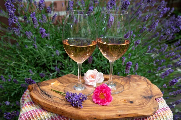 Vinho Rosa Francês Provence Dois Copos Vinho Com Flores Lavanda — Fotografia de Stock