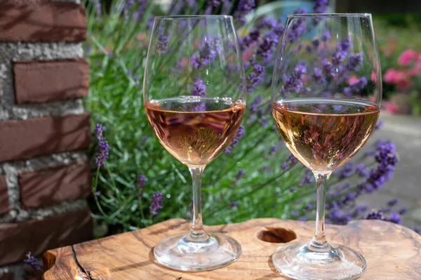 Vino Rosa Francés Provenza Dos Copas Vino Con Flores Lavanda — Foto de Stock