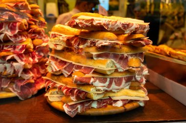 İspanyol sokak yemeği, taze pişmiş baget ekmeği dilimlenmiş İberya jamonu, Bocadillo