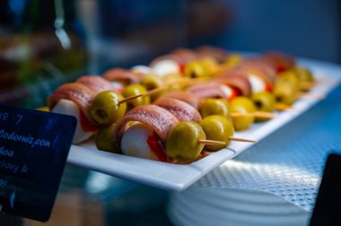 Tipik Bask Ülkesi ve Navarre abur cuburları, Pinchos ya da pinktolar bar, Bilbao, İspanya 'da sergileniyor.