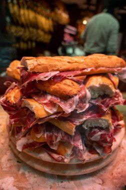 İspanyol sokak yemeği, taze pişmiş baget ekmeği dilimlenmiş İberya jamonu, Bocadillo