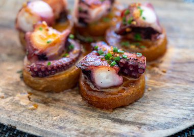 Getaria 'daki balık restoranında İspanyol başlangıç yemeği, kızarmış patates ve paprikayla ızgara ahtapot, Bask Ülkesi, İspanya