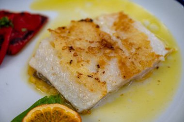 San Sebastian, Bask Bölgesi, İspanya 'da balık restoranında servis edilen ızgara deniz levreği filetosu.