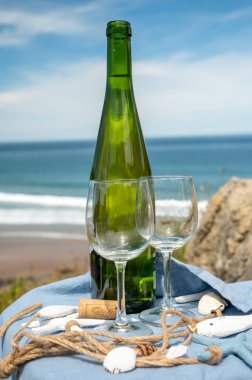 İspanyol Bask Ülkesi 'nde üretilen txakoli ya da chacol hafif köpüklü beyaz şarap tatma, Biscay Körfezi, Atlantik Okyanusu manzaralı açık havada servis edilir.