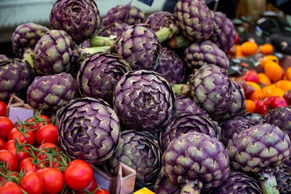 フランス ブルターニュのファーマーズマーケットで大きな紫色の世界のアーティチョークの頭の野菜 — ストック写真