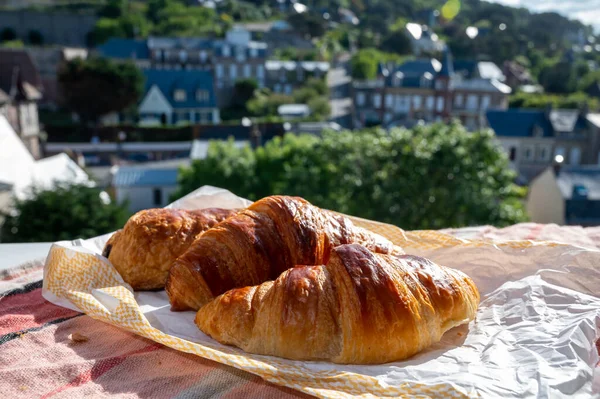 Dva Čerstvé Pečené Máslové Croissanty Řemeslné Francouzské Pekárny — Stock fotografie