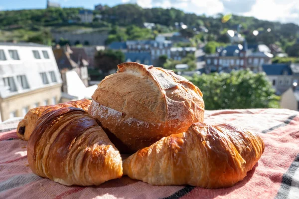 Dva Čerstvé Pečené Máslo Croissanty Bělavé Pšenice Zemědělci Breasd Řemeslné — Stock fotografie