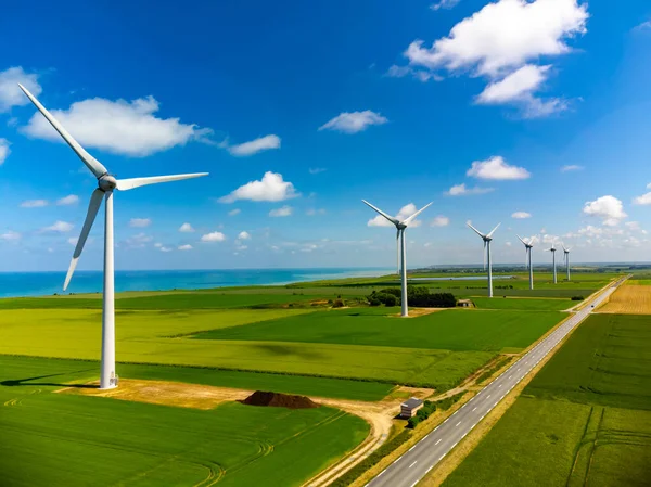 Veduta Aerea Moderni Mulini Vento Campi Grano Verde Blu Oceano — Foto Stock