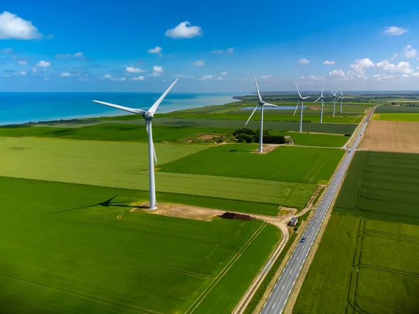 Vista Aérea Sobre Moinhos Vento Modernos Campos Grãos Verdes Oceano — Fotografia de Stock