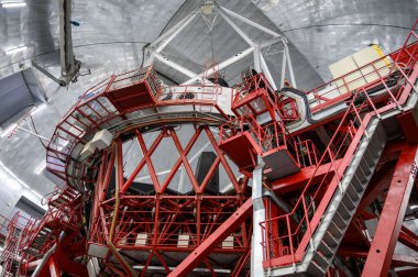 La Palma adasındaki Gran Telescopio Canarias teleskopunun uluslararası uzay gözlemevi ve manzarası en yüksek sıradağlık Roque de los muchachos, Kanarya Adaları, İspanya