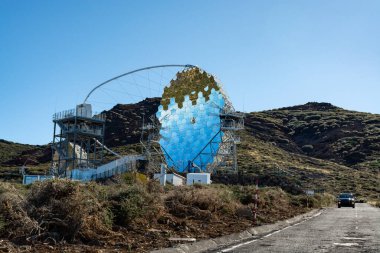 Uluslararası uzay gözlemevi ve sihirli aynalar teleskopu La Palma adasındaki en yüksek dağ sırasındaki Roque de los muchachos, güneşli bir gün, Kanarya adaları, İspanya