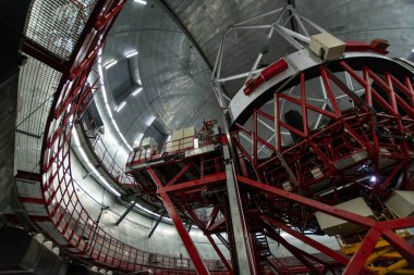 La Palma adasındaki Gran Telescopio Canarias teleskopunun uluslararası uzay gözlemevi ve manzarası en yüksek sıradağlık Roque de los muchachos, Kanarya Adaları, İspanya