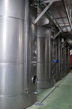 Geleneksel şarap dükkanlarında şarap yapmak çelik tanklarda ve La Palma volkanik adasının güney kısmında eski ahşap fıçılar, Kanarya adaları, İspanya