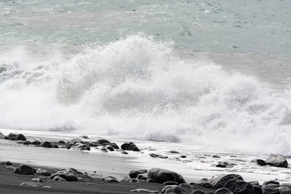 Ondas Dia Inverno Tempestuoso Praia Areia Preta Porto Tazocorte Ilha — Fotografia de Stock