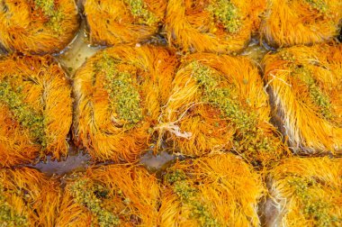 Türk ya da Arap tatlı tatlısı, fileto pastasından yapılmış, şam fıstığı ile doldurulmuş ve şurup veya bal ile tatlandırılmış, burma kadayif.