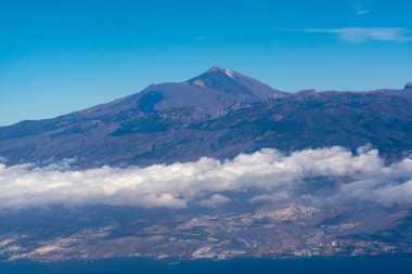 Atlantik Okyanusu 'ndaki Tenerife Adası' ndaki hava panoramik manzarası Teide Dağı, volkanik manzara, Kanarya Adaları, İspanya