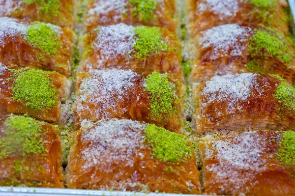 Süßes Türkisches Oder Arabisches Dessert Baklava Aus Filoteig Gefüllt Mit — Stockfoto