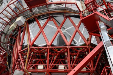 La Palma adasındaki Gran Telescopio Canarias teleskopunun uluslararası uzay gözlemevi ve manzarası en yüksek sıradağlık Roque de los muchachos, Kanarya Adaları, İspanya