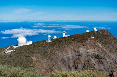 La Palma adasında en yüksek dağ sırasından panoramik manzara Roque de los muchachos, bulutların üzerinde güneşli bir gün, Kanarya adaları, İspanya