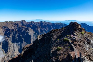 La Palma adasında en yüksek dağ sırasından panoramik manzara Roque de los muchachos, bulutların üzerinde güneşli bir gün, Kanarya adaları, İspanya