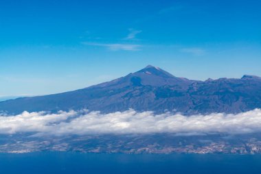 Atlantik Okyanusu 'ndaki Tenerife Adası' ndaki hava panoramik manzarası Teide Dağı, volkanik manzara, Kanarya Adaları, İspanya
