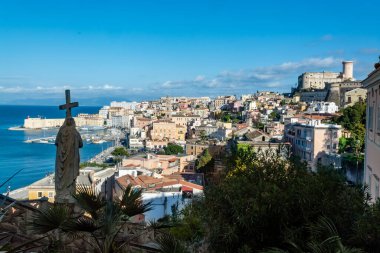 Tarihsel şehir Gaeta 'da yürümek, İtalya' da kumlu plajları ve eski evleri olan Tyrhenien Denizi 'nde yaz tatili.