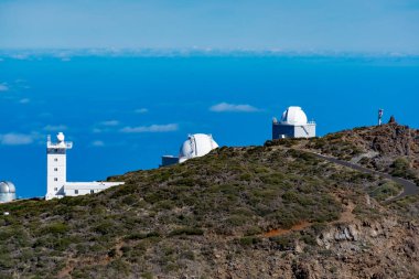 La Palma adasındaki uluslararası uzay gözlemevi ve teleskopların en yüksek dağ sırasındaki Roque de los muchachos, güneşli bir gün, Kanarya adaları, İspanya