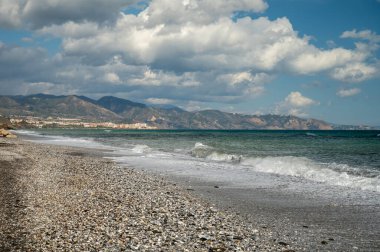 Torrox Costa, Costa del Sol 'daki kıyı şeridinde hava panoramik manzarası, Malaga ve Nerja arasındaki küçük turistik kasaba, Endülüs, İspanya. İspanya 'da kış boyunca.