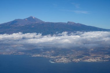 Atlantik Okyanusu 'ndaki Tenerife Adası' ndaki hava panoramik manzarası Teide Dağı, volkanik manzara, Kanarya Adaları, İspanya