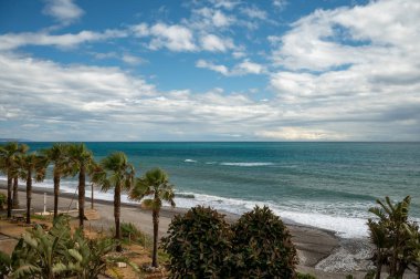 Torrox Costa, Costa del Sol 'daki sahil ve kıyı şeridi, Malaga ve Nerja arasındaki küçük turistik kasaba, Endülüs, İspanya. İspanya 'da kış boyunca.