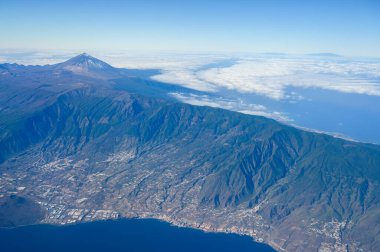 Atlantik Okyanusu 'ndaki Tenerife Adası' ndaki hava panoramik manzarası Teide Dağı, volkanik manzara, Kanarya Adaları, İspanya