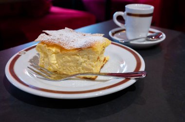 Avusturya 'nın Viyana kentindeki geleneksel kafede bir fincan sade kahveyle servis edilen beyaz peynirli turtayla dolu Avusturya tatlısı.