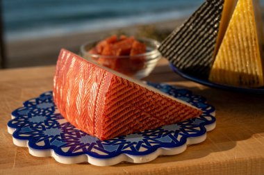 İspanyol sert peynirleri, curado, manchego, keçi peyniri Endülüs stili mavi panoda membrillo reçeli servis edilir.