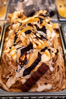 Buzdolabındaki renkli zanaatkar dondurmalar İspanya 'da kapanıyor.