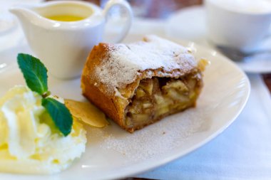 Avusturya tatlısı, krem şantili elmalı turta ve sıcak vanilyalı sos Viyana, Avusturya 'daki eski fırın kafede servis ediliyor.