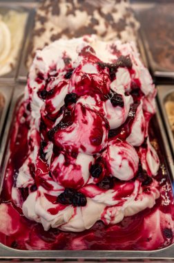 Buzdolabındaki renkli zanaatkar dondurmalar İspanya 'da kapanıyor.