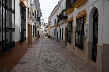 Seyahat yeri, küçük Endülüs kasabası. Beyaz evleri ve dar sokakları olan Nerja. Bahar ayında Costa del Sol, İspanya.