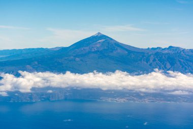 Tenerife adası etrafında uçan pervaneli uçak. Teide Dağı 'nın zirvesi, volkanik manzara, Kanarya adaları, İspanya.