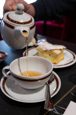 İngiltere 'de çay zamanı, fincanda bergamot olan siyah Earl Grey çayı, Londra' da çay servisi yapan kafe, kapat.