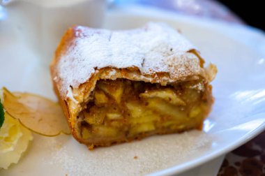 Avusturya tatlısı, krem şantili elmalı turta ve sıcak vanilyalı sos Viyana, Avusturya 'daki eski fırın kafede servis ediliyor.